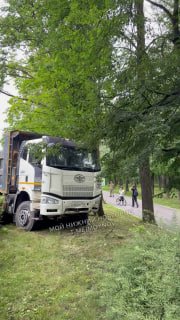Самосвал протаранил забор парка: ДТП с последствиями