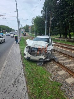 Столкновение большегруза с легковушкой: авария в парке Швейцария