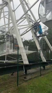 Колесо обозрения остановилось: Двое людей оказались в ловушке
