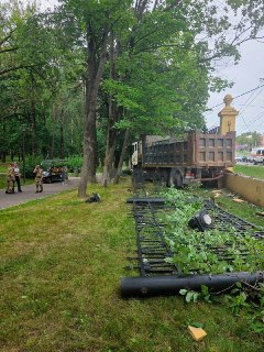 Грузовик Врезался в Забор и Вылетел в Парк: Чудом Без Пострадавших