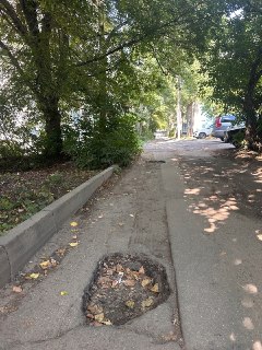 Жители центра города готовы жаловаться губернатору из-за разбитой дороги