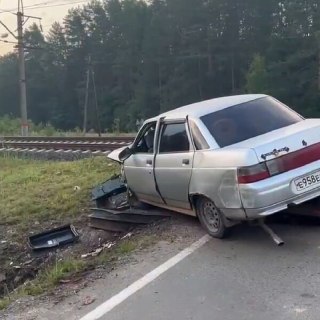Алкоголик на ВАЗе врезался в ограждение на переезде