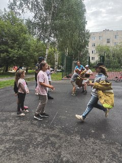 Дети обучаются правилам пожарной безопасности на встрече в клубе